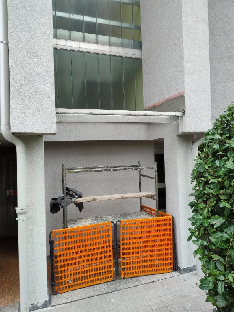 Pensilina condominio durante intervento manutenzione servizi condominiali