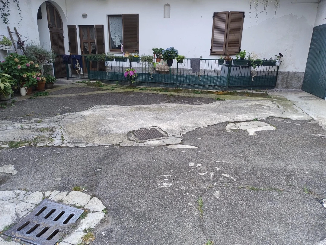 Pavimentazione esterna condominio prima di intervento manutenzione servizi condominiali